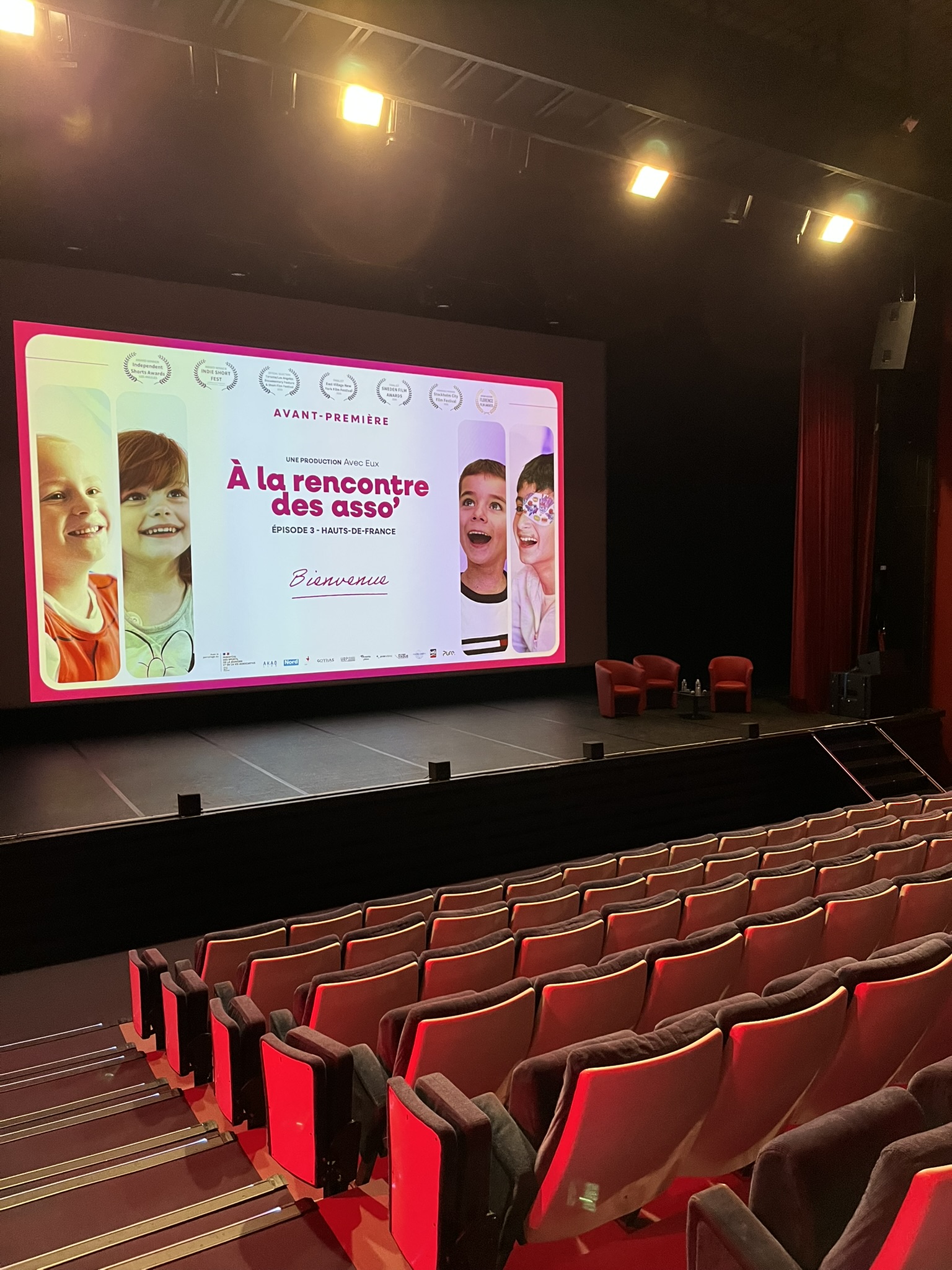 Salle de projection lors d'un ciné-débat Avec Eux